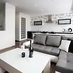 Moderný byt - výhľad na Martinské hole z najvyššieho poschodia budovy Appartement Martin