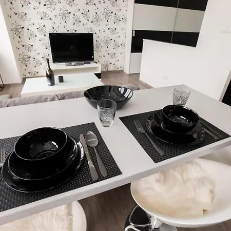 Moderny - Vyhlad Na Martinske Hole Z Najvyssieho Poschodia Budovy アパート マルティン