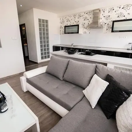 Apartmán Pri Nemocnici S Parkovanim A Vyhladom Na Hory *