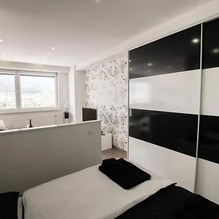 Moderny - Vyhlad Na Martinske Hole Z Najvyssieho Poschodia Budovy *