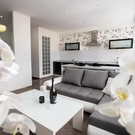 Apartmán Pri Nemocnici S Parkovanim A Vyhladom Na Hory *
