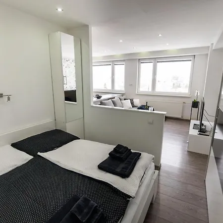 Apartmán Great Blck&wht Near Center & Own Parking