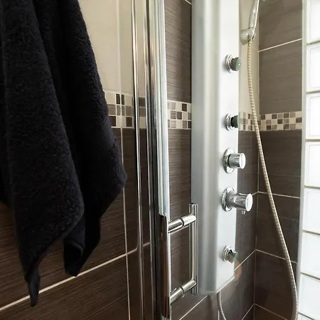 Moderny - Vyhlad Na Martinske Hole Z Najvyssieho Poschodia Budovy Apartmán Martin