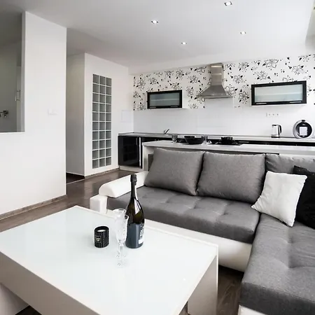 Moderny - Vyhlad Na Martinske Hole Z Najvyssieho Poschodia Budovy Apartament Martin