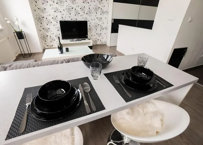 Moderny - Vyhlad Na Martinske Hole Z Najvyssieho Poschodia Budovy Apartment Martin