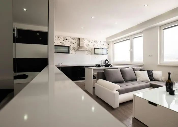 Moderny - Vyhlad Na Martinske Hole Z Najvyssieho Poschodia Budovy Apartment *