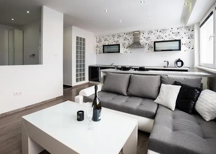 Moderny - Vyhlad Na Martinske Hole Z Najvyssieho Poschodia Budovy Apartment Martin